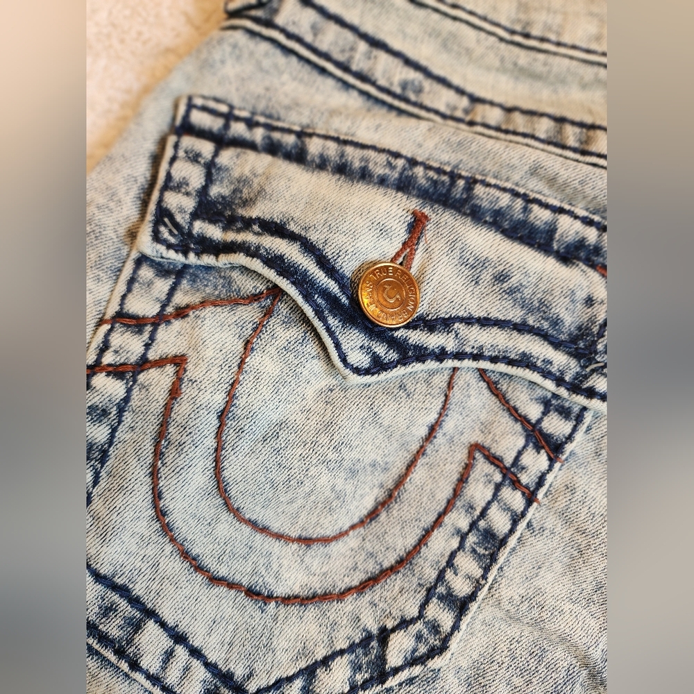 True Religion Light Blue/ Acid Wash Jeans - Picture 3 of 9